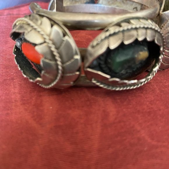 VINTAGE BRACELET FACE CARVED WITH TURQUOISE AND CORAL - Picture 3 of 6